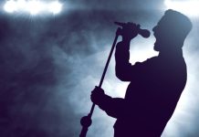 Rüyada Şarkıcı Görmek Ne Anlama Gelir? Rüyada sahnede şarkı söyleyen şarkıcıyı görmek, şarkıcıyla tanışmak, birlikte şarkı söylemek vb. rüya tabirleri.