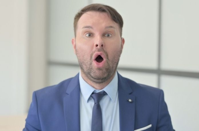 Rüyada ani bir olay karşısında donakalmak, şaşkınlık yaşamak, duyduklarına inanamamak vb. rüya tabirleri.