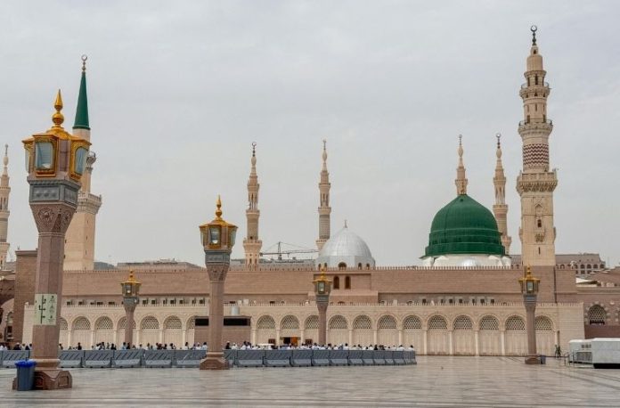 Rüyada ahirette şefaat görmek, peygamberin şefaatine erişmek, bağışlanmak, ilahi merhamete ulaşmak vb. rüya tabirleri.