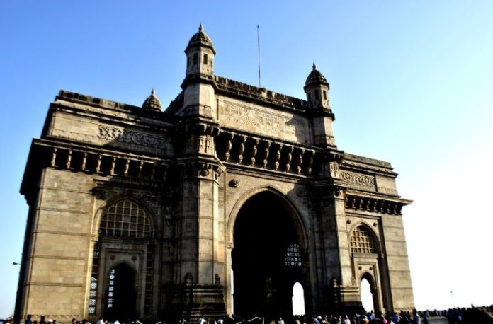 Rüyada eski bir şehir kapısından geçmek, tarihi taş kapı görmek, kapının açıldığını ya da kapandığını görmek vb. rüya tabirleri.