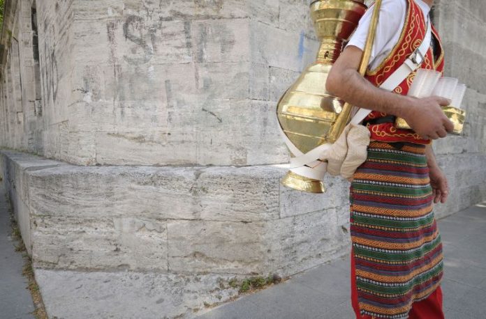 Şerbetçi görmek, bardakla şerbet sunan birini izlemek, sokakta dolaşan şerbetçiden içecek almak vb. rüya tabirleri.