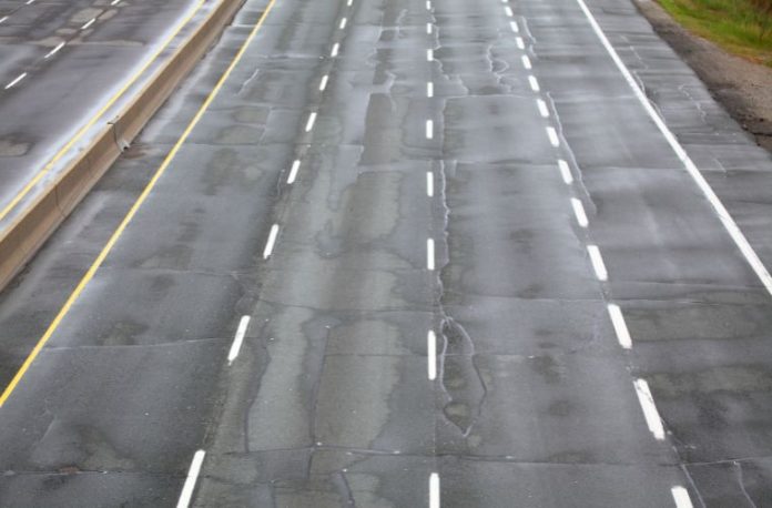 Renkli şerit görmek, yolda uzanan şeritler görmek, şerit kesmek ya da şeritle süsleme yapmak vb. rüya tabirleri.