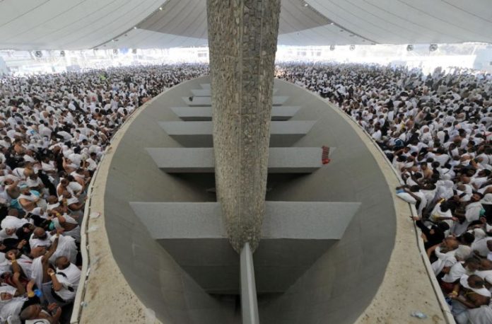 Rüyada şeytan taşlamak, rüyada hac ibadeti sırasında şeytana taş attığını görmek, rüyada şeytanın kaçtığını izlemek.