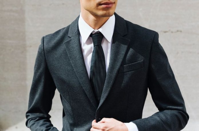 Rüyada zarif ve şık kıyafetler görmek, aynada kendini şık görmek, başkasının şıklığına hayran kalmak vb. rüya tabirleri.