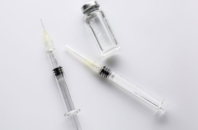 Şırıngayla iğne yapılması, iğne görmek, şırınga tutmak, şırıngayla tedavi olmak vb. rüya tabirleri.