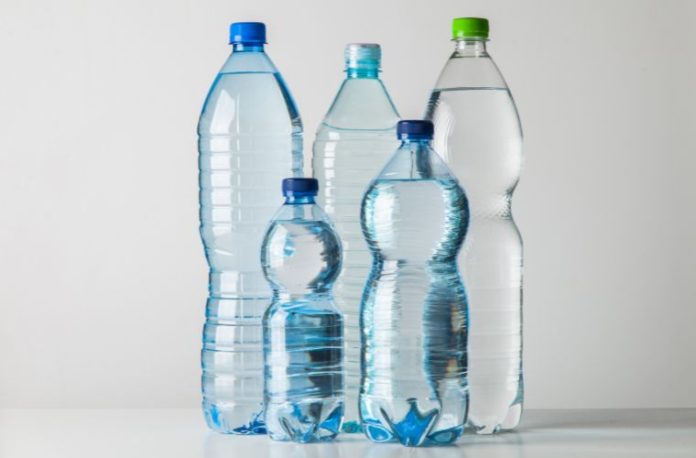 Rüyada şişe görmek, rüyada cam veya plastik bir şişe tutmak, rüyada şişeden bir şey içmek, rüyada şişenin yere düşüp kırıldığını görmek.