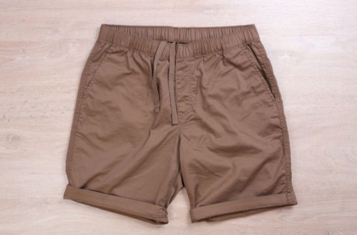 Rüyada yazlık bir şort giymek, rüyada spor yaparken şort giydiğini görmek, rüyada şort satın almak veya hediye etmek vb. rüya tabirleri.