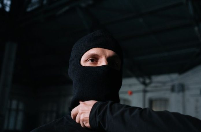 Rüyada suikast görmek, rüyada suikasta uğramak, rüyada birine suikast düzenlemek, rüyada suikast girişimine tanık olmak vb. rüya tabirleri.