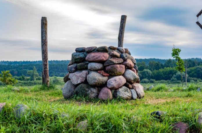Rüyada sunak görmek, rüyada bir sunağın önünde durmak, rüyada eski bir sunak keşfetmek, rüyada sunağa adak adamak vb. rüya tabirleri.