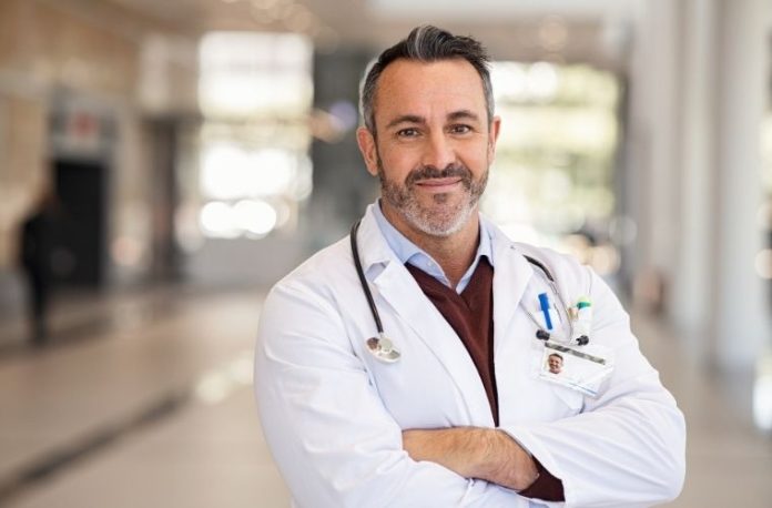 Rüyada sünnetçiyle konuşmak, rüyada bir çocuğu sünnet eden kişiyi izlemek, rüyada sünnetçi olmak vb. rüya tabirleri.