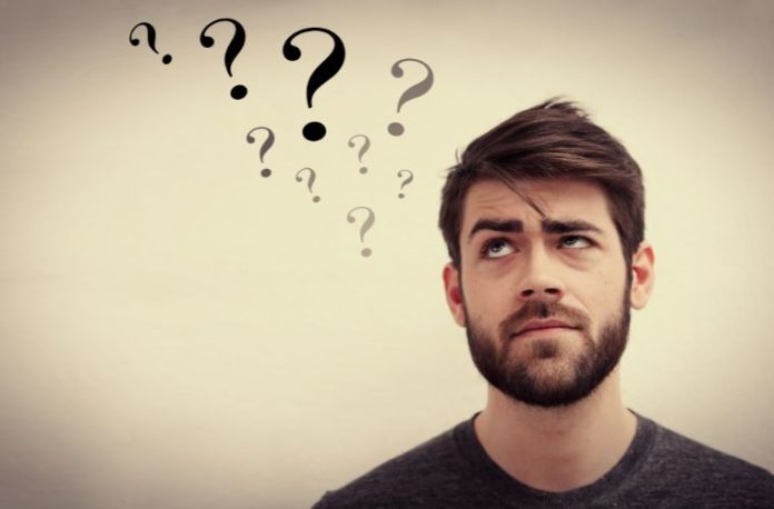 Rüyada şüphelenmek, rüyada tanıdığı birinden kuşkulanmak, rüyada gizli bir durumu fark edip şüphe duymak, rüyada birilerinin kendisinden şüphelendiğini hissetmek.