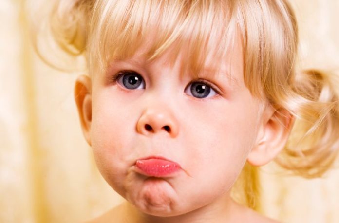 Rüyada surat asmak, rüyada somurtan birini görmek, rüyada üzgün bir ifadeyle bakmak, rüyada birinin küs olduğunu hissetmek vb. rüya tabirleri.