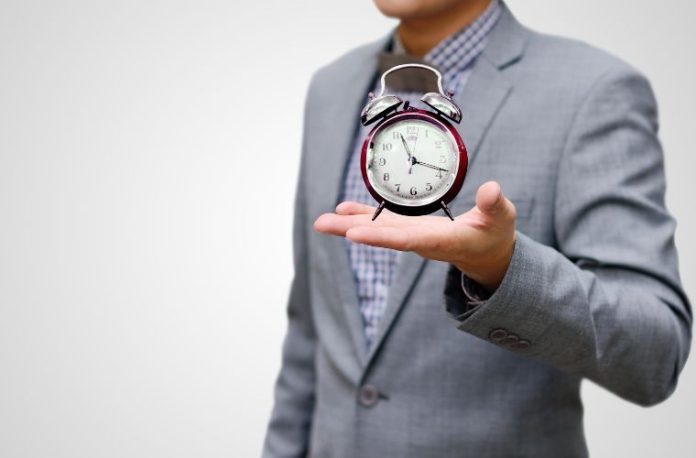 Rüyada birine süre tanımak, rüyada belli bir zamana kadar beklemek, rüyada verilen sürenin dolduğunu görmek, rüyada zaman sınırlaması görmek vb. rüya tabirleri.