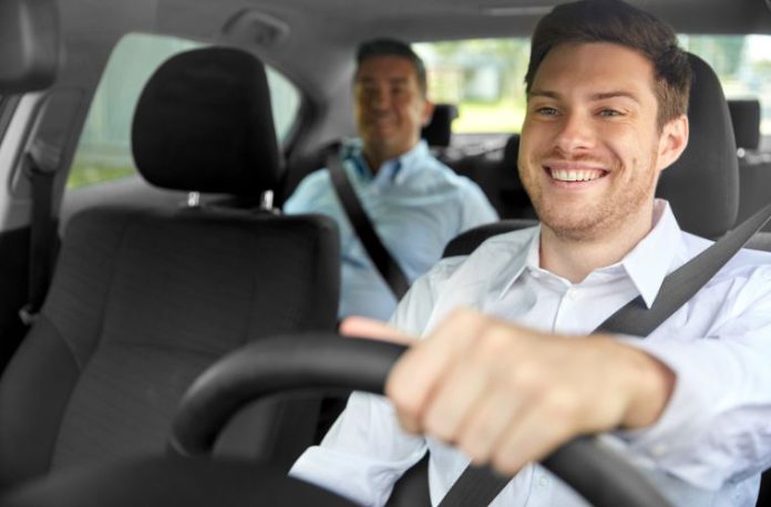 Rüyada araba kullanan birini izlemek, rüyada direksiyon başındaki kişiyi görmek, rüyada sürücü koltuğuna oturmak vb. rüya tabirleri.