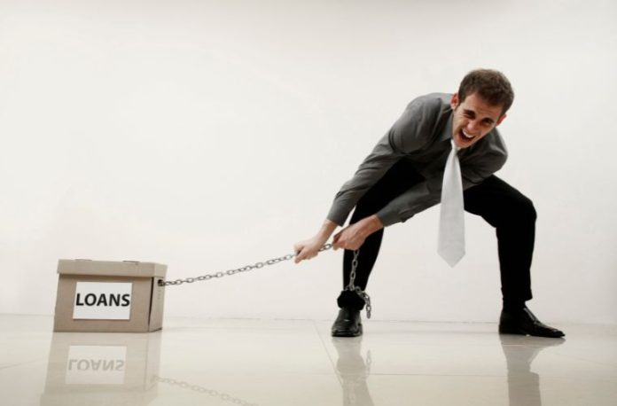 Rüyada sürüklemek görmek, rüyada birini zorla sürüklemek, rüyada bir eşyayı yerde sürüklemek, rüyada sürüklenerek bir yere gitmek vb. rüya tabirleri.