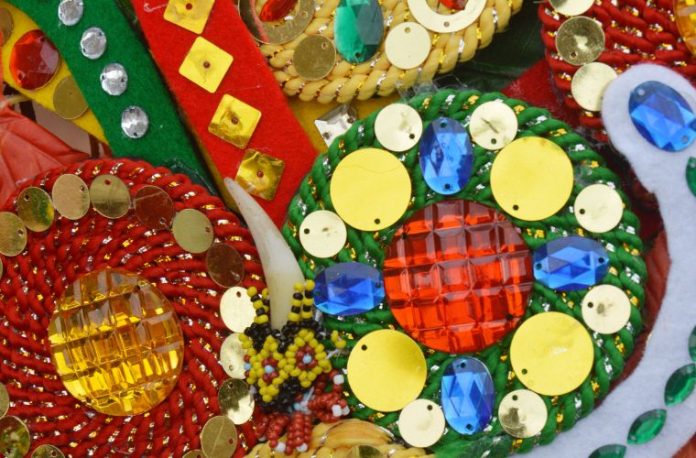 Rüyada süs eşyası görmek, rüyada renkli süs objeleri yerleştirmek, rüyada dekoratif biblo ya da cam eşya görmek vb. rüya tabirleri.