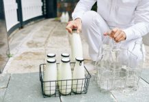 Rüyada Sütçü Görmek Ne Anlama Gelir? Rüyada kapıya süt getiren sütçüyle karşılaşmak, rüyada sütçüden süt almak, rüyada sütçüyle sohbet etmek vb. rüya tabirleri.
