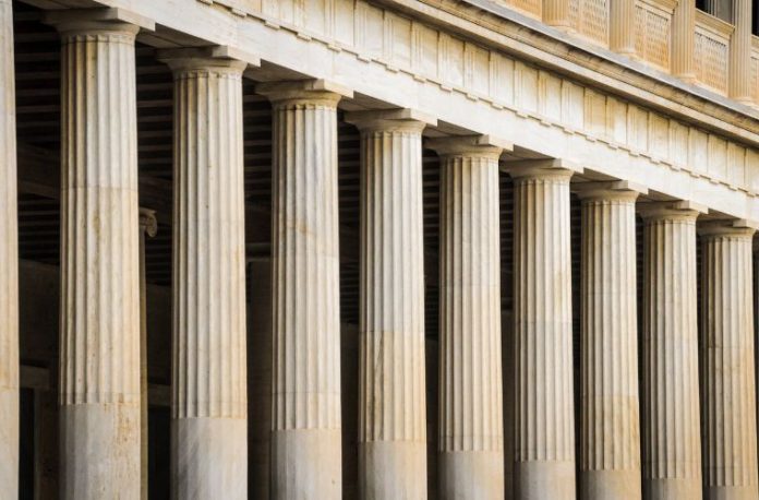 Rüyada sütun görmek, rüyada tarihi bir yapıda sütunlar arasında yürümek, rüyada sütuna yaslanmak, rüyada sütunun devrildiğini görmek vb. rüya tabirleri.