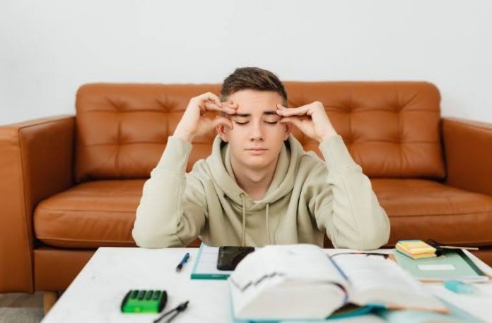 Rüyada şuur görmek, rüyada baygınlık geçirerek şuuru kaybetmek, rüyada bilincin yerine geldiğini hissetmek, rüyada başka birinin şuursuz davranışlarını izlemek.