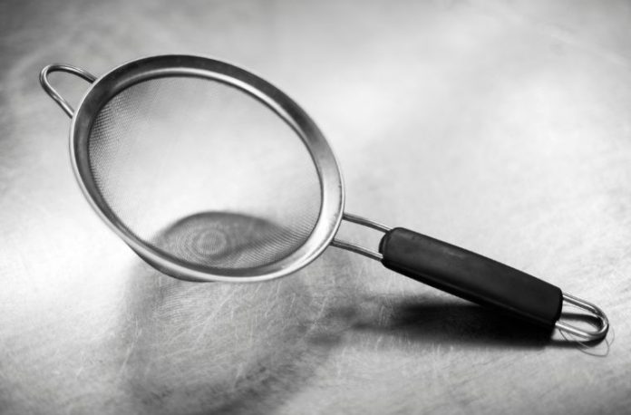 Rüyada süzgeçle bir sıvıyı süzmek, rüyada tel ya da plastik süzgeç kullanmak, rüyada süzgeçten yiyecek geçirmek vb. rüya tabirleri.