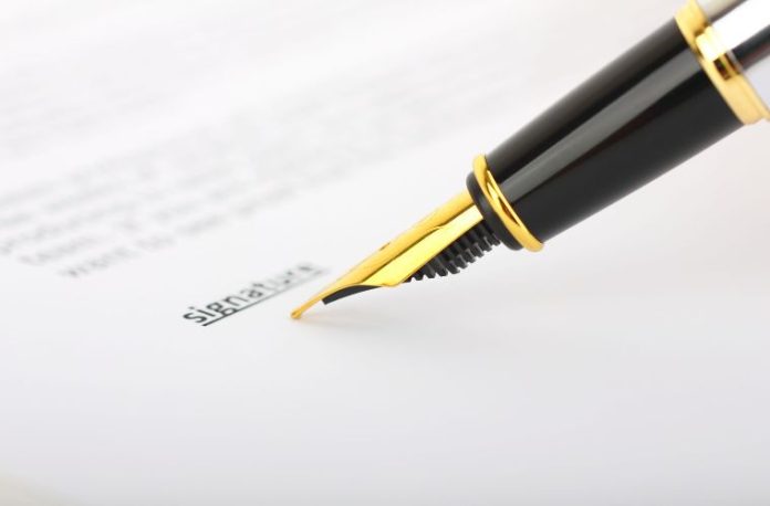 Rüyada taahhütname görmek, rüyada bir taahhüt belgesine imza atmak, rüyada taahhütnameyi dikkatle okumak, rüyada bir sözleşmeye bağlı kalmak.