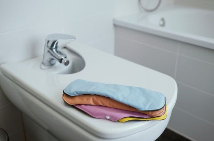 Rüyada taharet bezi görmek, rüyada taharet için bez kullanmak, rüyada bezin temiz ya da kirli olduğunu fark etmek.