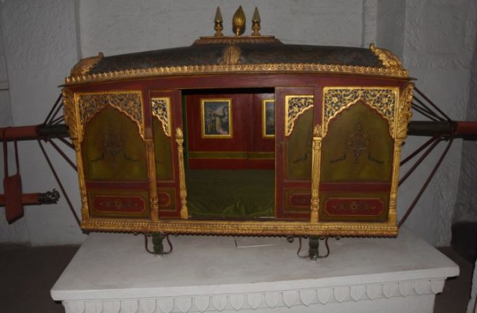 Rüyada tahtırevan görmek, rüyada süslü bir tahtırevanın içinde oturmak, rüyada tahtırevanla taşındığını hissetmek, rüyada başkasını tahtırevanda taşımak.