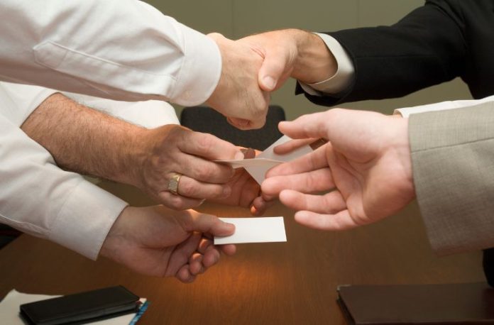 Rüyada takas görmek, rüyada bir mal veya eşya karşılığı başka bir şeyle değiş tokuş yapmak, rüyada takas edilen şeyi incelemek.