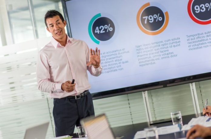 Rüyada takdim etmek, rüyada bir kişiye hediye ya da ödül takdim ettiğini görmek, rüyada törenle bir şey sunmak, rüyada bir konuşma esnasında takdimde bulunmak.