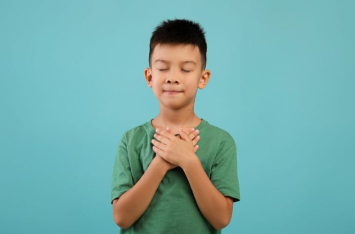 Rüyada takdir etmek, rüyada bir kişinin emeğini övmek, rüyada takdir edilerek onurlanmak, rüyada sahnede birini takdirle anmak.