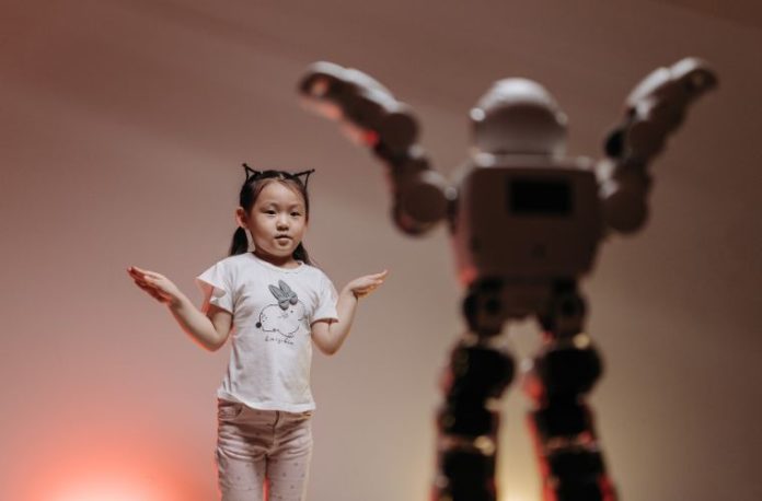 Rüyada taklitçi görmek, rüyada bir kişinin başkasını taklit ettiğini izlemek, rüyada eğlenceli bir ortamda taklit yapan birini görmek.