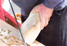 Rüyada Takunyacı Görmek Ne Anlama Gelir? Rüyada takunya ustası görmek, birinden takunya almak, çalışırken takunya yapan birini izlemek, zanaatkar bir kişiyle karşılaşmak vb. rüya tabirleri.