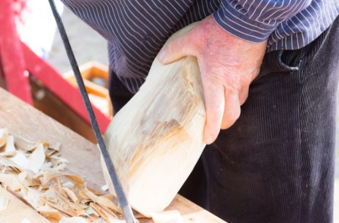 Rüyada takunya ustası görmek, birinden takunya almak, çalışırken takunya yapan birini izlemek, zanaatkar bir kişiyle karşılaşmak vb. rüya tabirleri.