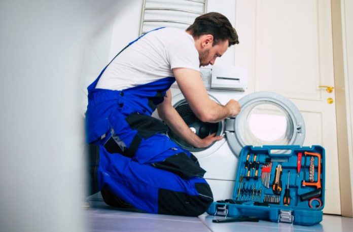 Rüyada tamirci görmek, bir eşyayı tamir ettirmek, çalışmayan bir şeyi onarmak, tamir sürecine tanıklık etmek vb. rüya tabirleri.