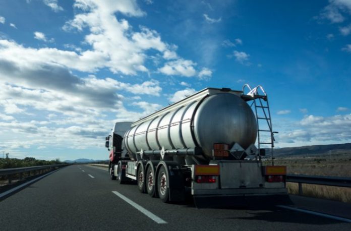 Rüyada yakıt tankeri görmek, tankerle çarpışmak, tanker sürmek, tehlikeli bir yük taşındığını hissetmek, dev bir aracı izlemek vb. rüya tabirleri.
