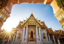 Rüyada Tapınak Görmek Ne Anlama Gelir? Rüyada büyük bir tapınak görmek, eski bir mabede girmek, tarihi bir ibadethaneyi ziyaret etmek, tapınak içinde yalnız kalmak vb. rüya tabirleri.