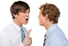 Rüyada Tartışma Görmek Ne Anlama Gelir? Rüyada bir yakınla tartışmak, tanımadığı biriyle sözlü münakaşaya girmek, tartışma sırasında bağırmak ya da sessiz kalmak vb. rüya tabirleri.