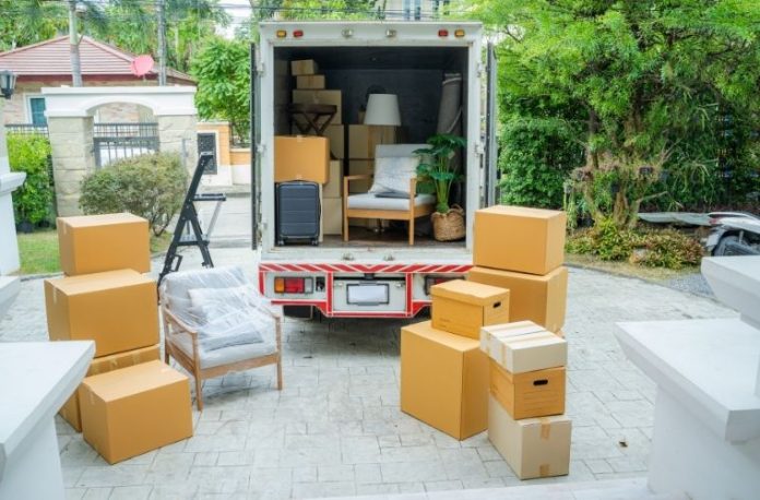 Rüyada ev taşımak, koliler hazırlamak, yeni bir eve gitmek, taşınırken zorluk yaşamak, farklı bir yaşam alanına geçmek vb. rüya tabirleri.