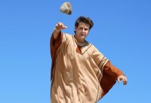 Rüyada Taşlamak Görmek Ne Anlama Gelir? Rüyada birini taşlamak, taş yağmuruna tutulmak, kalabalıkla birlikte taş atmak, yanlış anlaşılma ya da vicdani yük hissetmek vb. rüya tabirleri.