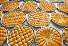 Rüyada Tatlılar Görmek Ne Anlama Gelir? Rüyada baklava, kadayıf, sütlaç gibi tatlılar görmek, tatlılardan tabağına almak, tatlı ikram edilmesi, çeşit çeşit tatlı seçmek vb. rüya tabirleri.