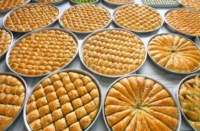 Rüyada baklava, kadayıf, sütlaç gibi tatlılar görmek, tatlılardan tabağına almak, tatlı ikram edilmesi, çeşit çeşit tatlı seçmek vb. rüya tabirleri.
