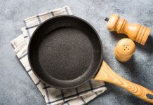 Rüyada Tava Görmek Ne Anlama Gelir? Rüyada boş ya da dolu tava görmek, tavada bir şey kızartmak, yemeği karıştırmak, yanmış ya da yeni bir tava kullanmak vb. rüya tabirleri.