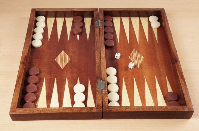 Rüyada tavla tahtası görmek, zar atarak oyun oynamak, oyunu kazanmak ya da kaybetmek, rakiple mücadeleye girmek vb. rüya tabirleri.