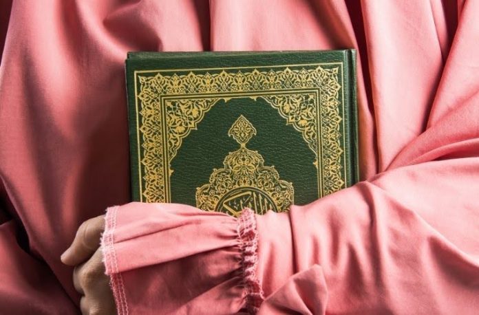 Rüyada tecvidli Kur’an okumak, Kur’an dersinde tecvid çalışmak, doğru telaffuzla okuma gayreti içinde olmak, dini ilimlerle meşgul olmak vb. rüya tabirleri.