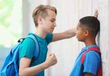 Rüyada Tehdit Edilmek Görmek Ne Anlama Gelir? Rüyada bir kişi tarafından tehdit edilmek, telefonla ya da yüz yüze tehdit almak, kendini savunmaya çalışmak, tedirginlik yaşamak vb. rüya tabirleri.