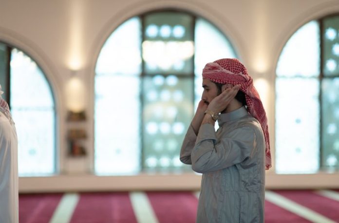 Rüyada yüksek sesle tekbir getirmek, kalabalıkla birlikte Allahu Ekber demek, manevi bir atmosferde bulunmak vb. rüya tabirleri.