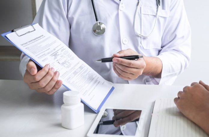Rüyada hastalık teşhisi koymak, rüyada kendine ya da başkasına teşhis yapmak, rüyada doktorla teşhis konuşmak.