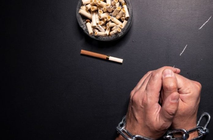 Rüyada sigara tiryakisi görmek, rüyada tütün kullanan biriyle sohbet etmek, rüyada tiryaki alışkanlıklarını izlemek.