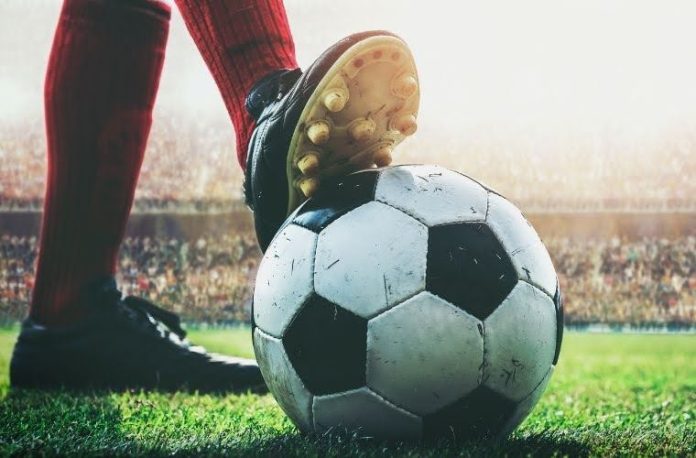 Rüyada futbol topu görmek, rüyada çocuklarla top oynamak, rüyada topun peşinden koşmak, rüyada topu eline almak.