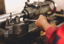 Rüyada Tornacı Görmek Ne Anlama Gelir? Rüyada torna tezgahında çalışan tornacı görmek, rüyada metal işleyen biriyle konuşmak, rüyada tornacı dükkanı görmek.